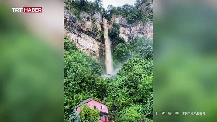 Bartın’da yağmur suları şelaleye dönüştü