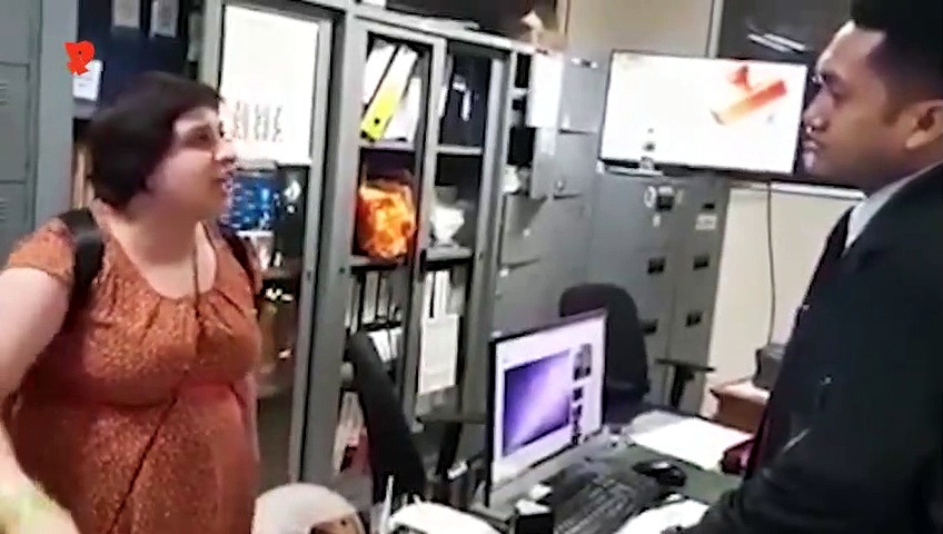 ये अभद्र महिला भारतीय नहीं...