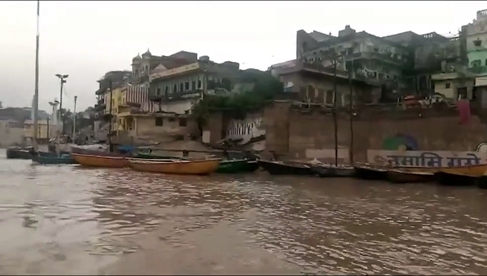 गंगा के बढ़ते जल स्तर के कारण बनारस के घाटों का संपर्क टूटा