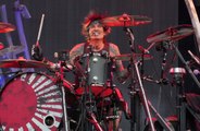 Little joke: Tommy Lee throws ribs into crowd after breaking 4 ribs