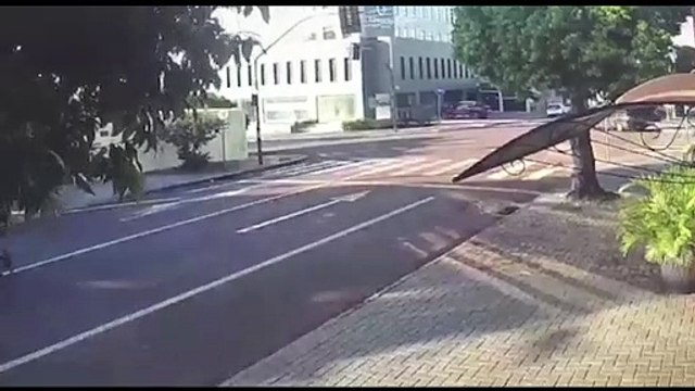 Vídeo mostra momento em que caminhão atinge motociclista no Bairro Neva