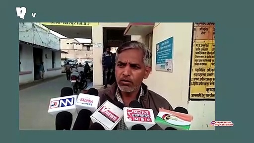 वेतन नहीं मिलने से नाराज कर्मचारी ने लगाया कलेक्ट्रेट पर ताला