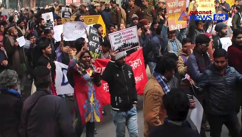 प्रदर्शनों के चलते ताजमहल से दूर हो रहे पर्यटक