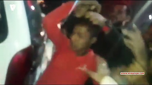 जबलपुर में पुलिस के सामने लुटेरों की पिटाई (वीडियो)