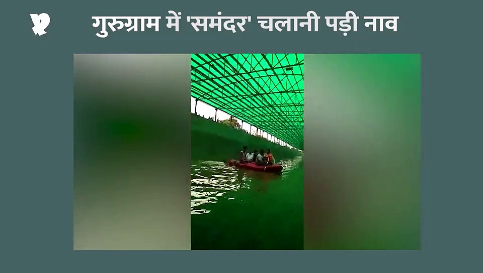बारिश में डूबा अंडरपास को तो नाव चलाकर होने लगी डूबी गाड़ियों की तलाशी (वीडियो)