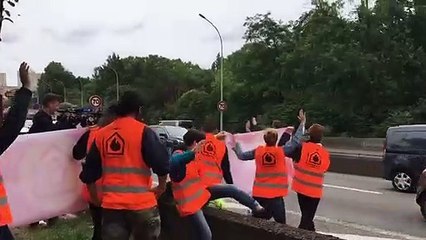 Paris : Une dizaine de jeunes militants du climat ont bloqué le boulevard périphérique avant d'être délogés par la police, qui a procédé à 11 interpellations