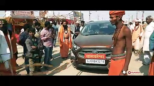 देखिए कुंभ मेले में कैसे खिंची नागा साधु ने गाड़ियां (वीडियो)