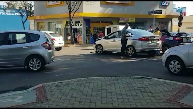 Colisão entre carros deixa Rua Paraná praticamente interditada