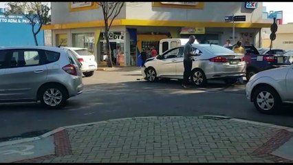 Colisão entre carros deixa Rua Paraná praticamente interditada