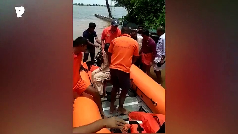केरल में तबाही के बीच एनडीआरएफ जवानों का ऐसा वीडियो, जो आपको जरूर देखना चाहिए