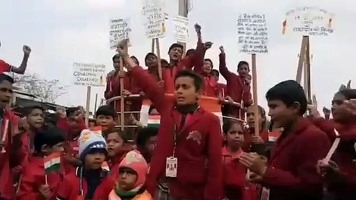 छतरपुर में बच्चों ने दी पुलवामा के शहीदों को श्रद्धांजलि