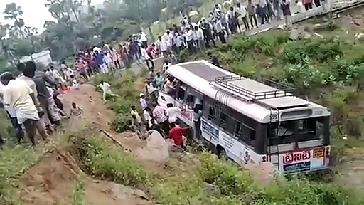 तेलंगाना में भीषण बस हादसा, 45 की जान गई