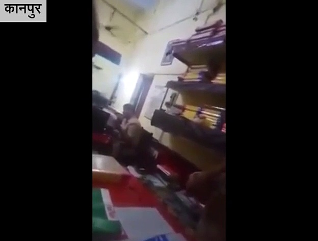 आवारा आशिकों की शिकायत करने गई थी, पुलिसवाले ने भी कसा टोंट