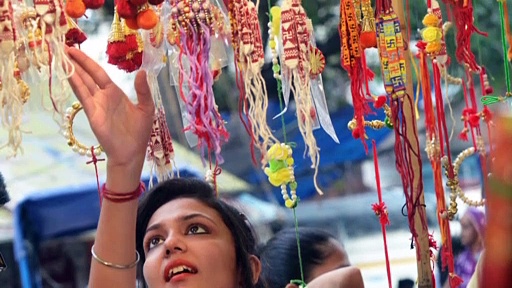 राखी पर अपनी बहन को इस तरह के उपहार देकर करें खुश