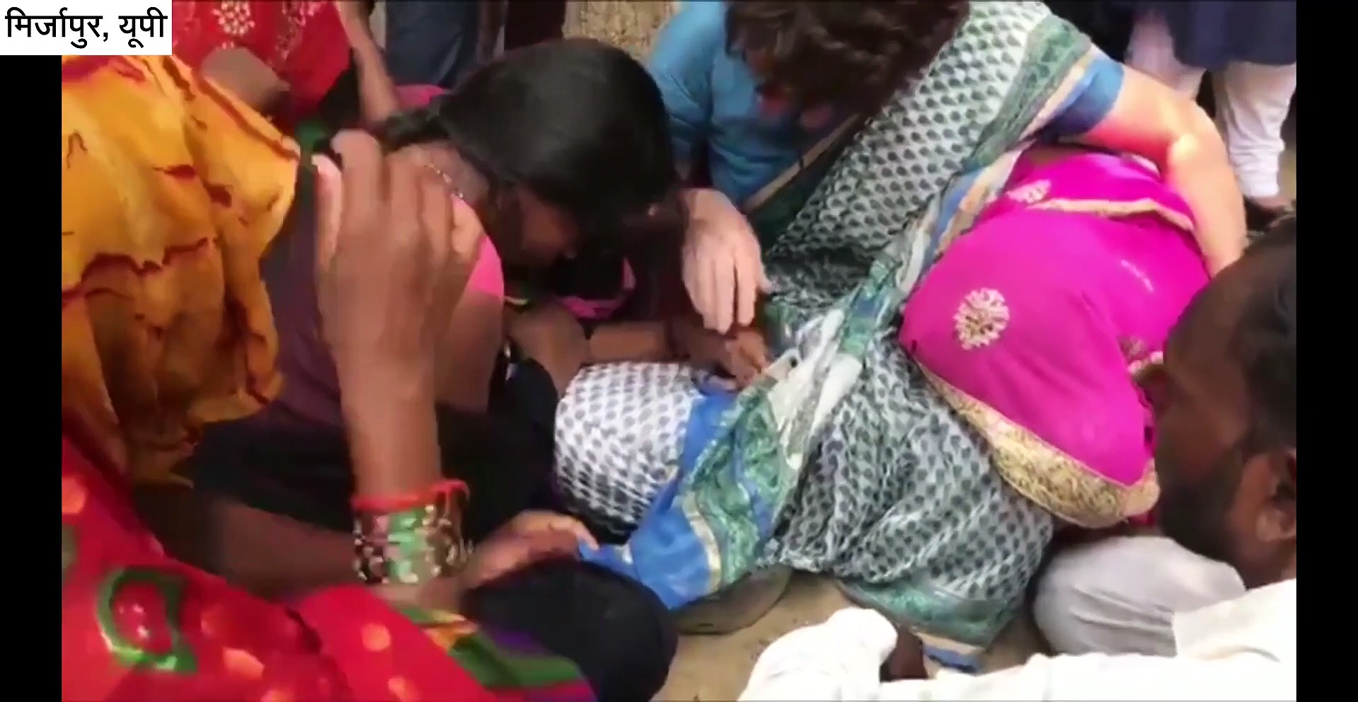 सोनभद्र हत्याकांड: महिलाओं का दु:ख बांटते हुए खुद भी रो पड़ीं प्रियंका गांधी