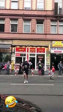 शक्ति कपूर ने जर्मनी के फ्रैंकफर्ट में लगाए ठुमके, फैंस को दिखाया मस्त अंदाज़