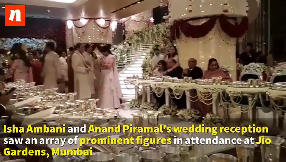 Amitabh Bachchan, Aamir Khan serve food at Isha Ambani's wedding