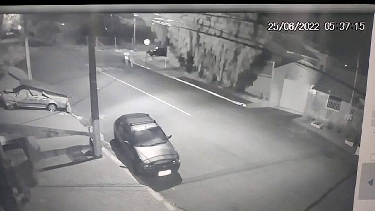 Vídeo mostra homens retirando caixa de ferramentas de carro no Bairro Neva