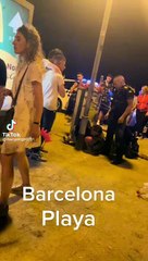 Un grupo de jóvenes se enfrenta a agentes de la Guardia Urbana en Sant Joan