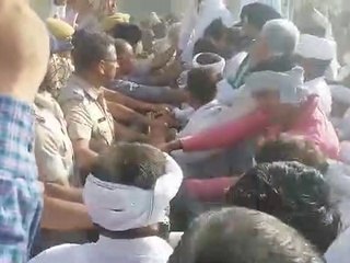 जिला कलक्टर के नहीं आने पर आक्रोशित किसानों ने बेरीकेड्स उखाड़ कर लगाई आग