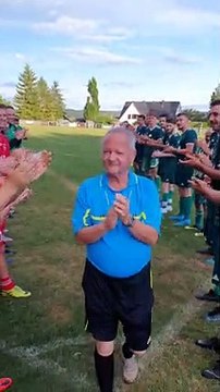 Soirée et match jubilé pour notre arbitre blaison Alain . 30 ans d arbitrage ! Oui 30 ans ! Bravo et félicitation de l ensemble de ASH . Alain aurai bien aimé continuer ... mais , d autres ont décidée pour lui . Un exemple pour tous