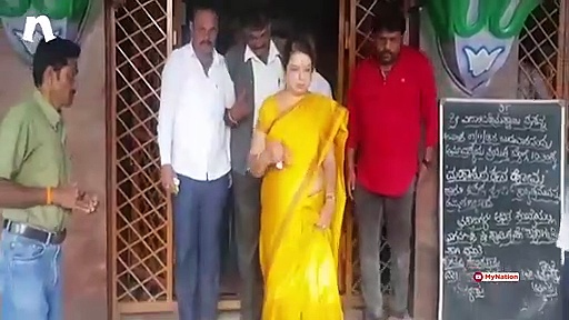 Karnataka by-election: Candidates Anitha Kumaraswamy, Raghavendra, Shantha and Madhu Bangarappa seek divine intervention before casting vote (Video)