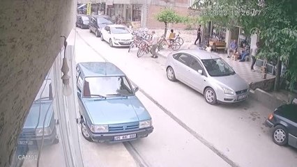 1 yaşındaki çocuk balkondan düşme anı kameraya yansıdı