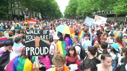 París se llena de besos en defensa de la libertad sexual y el respeto a la diversidad