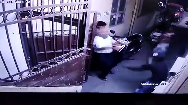 Senior citizen mugged in Delhi; robbers flee with Rs 150 (Video)