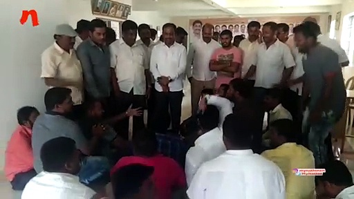 Karnataka: Congress leader Iqbal Hussain's supporters protest, demand Assembly by-poll ticket for him (Video)