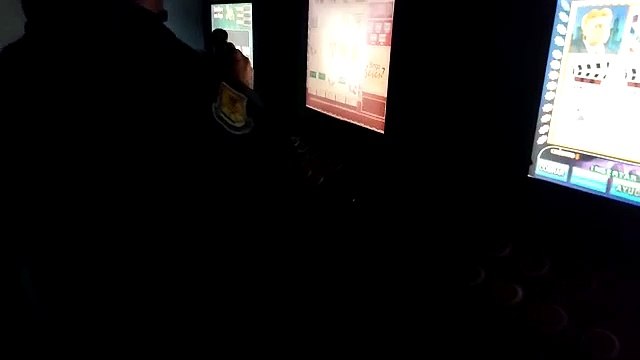 Máquinas caça-níqueis e produtos vencidos são apreendidos em Viana