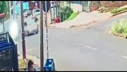 Câmera de segurança flagra acidente em que motociclista sofre fraturas