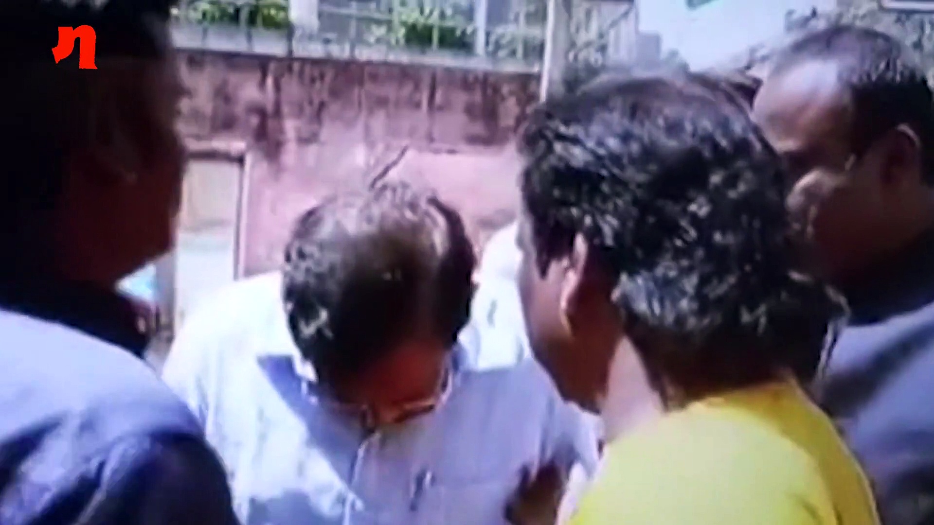 Karnataka: Gunman cleans deputy chief minister G Parameshwara's clothes and shoes (Video)