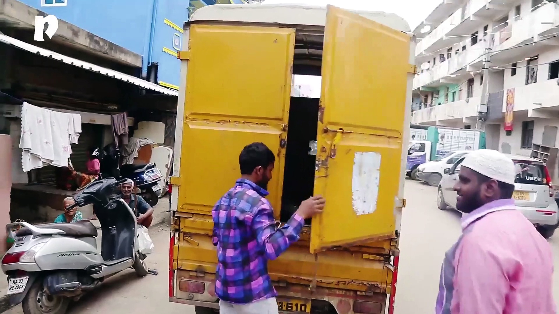 Bengaluru: Two IT companies feed 600 people in slums every day, thanks to Swabhiman (Video)