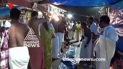Kerala floods: Thousands offer Bali Tharpanam on roads instead of rivers as part of rituals for ancestors (Video)