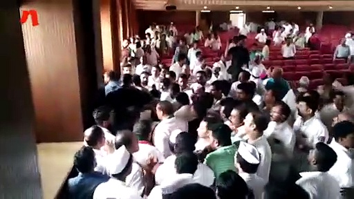 Congress leaders come to blows during Quit India anniversary function in Mangaluru