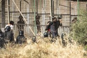 Policías  marroquíes golpean y detienen a migrantes en el lado español de la valla de Melilla