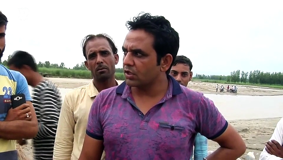 तेज बहाव में फंसे कार सवार पति-पत्नी