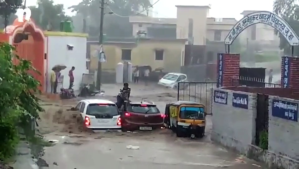 उत्तराखंड के हल्द्वानी में बरसाती नाले का खौफनाक विडियो।