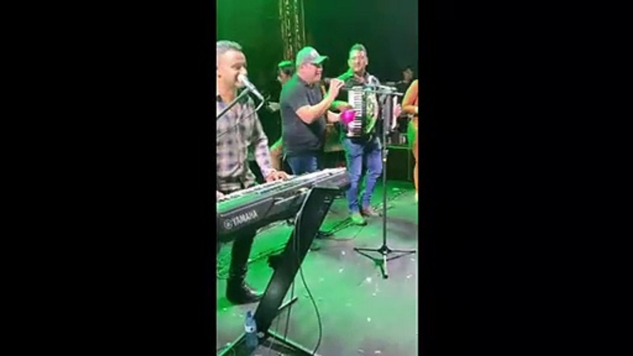 Prefeito de Cachoeira dos Índios sobe ao palco e canta para multidão no do 'Festeja Cachoeira'