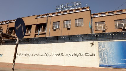 ما العقوبات المفروضة على الحكومة الأفغانية؟ وما حجم الأموال المجمدة؟