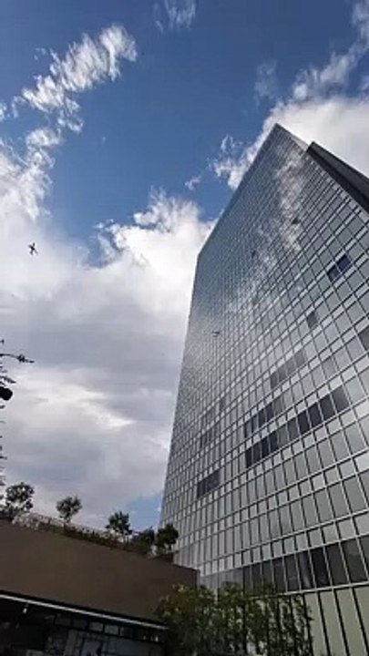 ルミネ0　ビルに映るジェット機