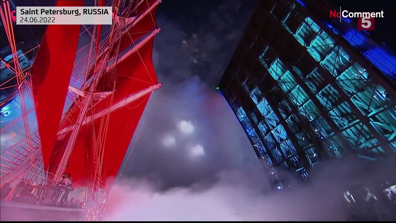 Mit Feuerwerk und Purpursegel: Jugend in St. Petersburg feiert Schulabschluss