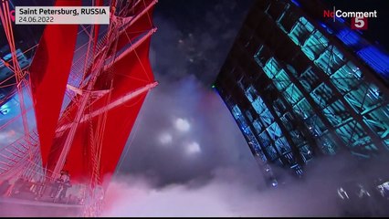 Mit Feuerwerk und Purpursegel: Jugend in St. Petersburg feiert Schulabschluss