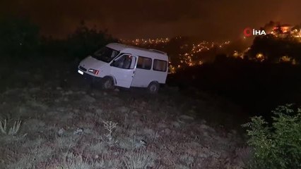 Araçları uçurumun kenarında mahsur kalan gençleri ekipler kurtardı