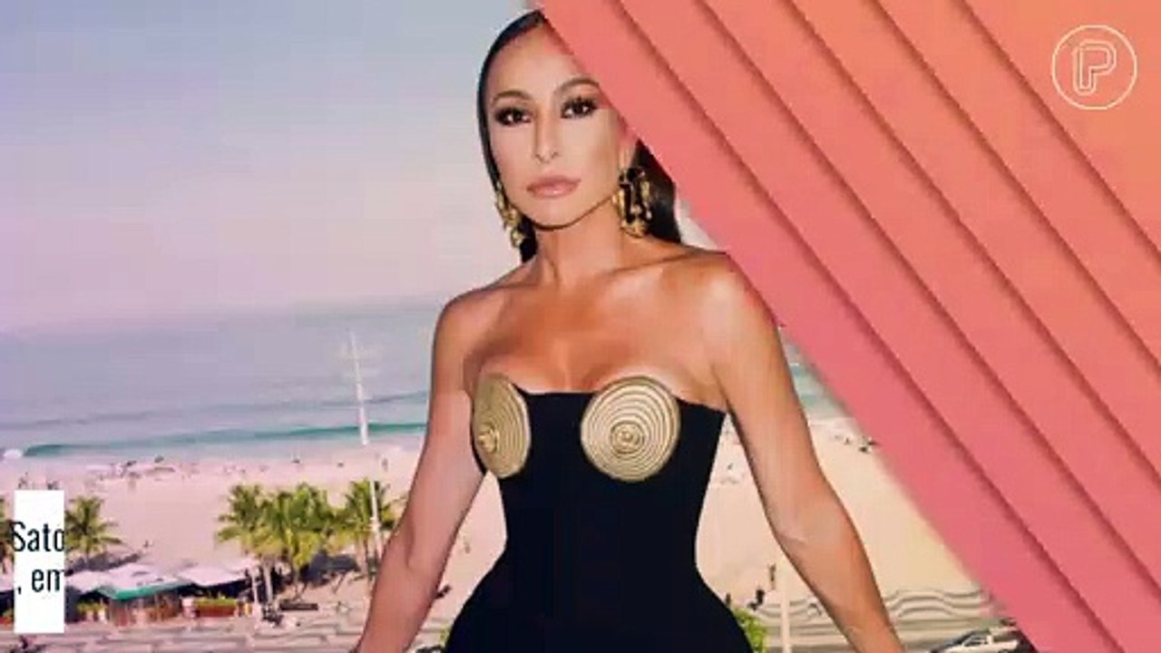 Sabrina Sato escolhe bustiê de R$ 25 mil banhado a ouro para gravar programa de Tatá Werneck