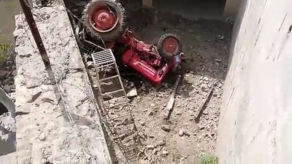 राजकीय प्राथमिक विद्यालय की दीवार के पास खाली जगह में गिरा, बड़ा हादसा टला