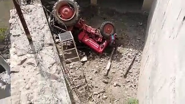 राजकीय प्राथमिक विद्यालय की दीवार के पास खाली जगह में गिरा, बड़ा हादसा टला