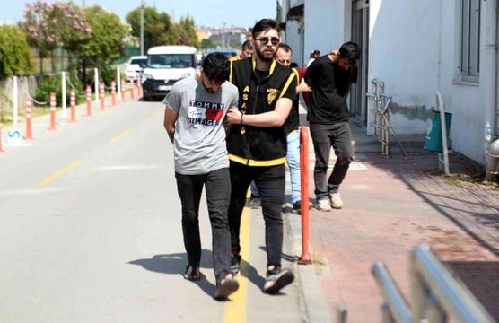 Hükümlünün evinden otomatik tabanca çıktı