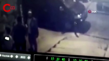 Galata’da akıl almaz kavga: Alçılı kolla ve falçatayla saldırıp, kulağından ısırdı
